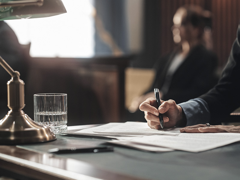 personnes dans un tribunal