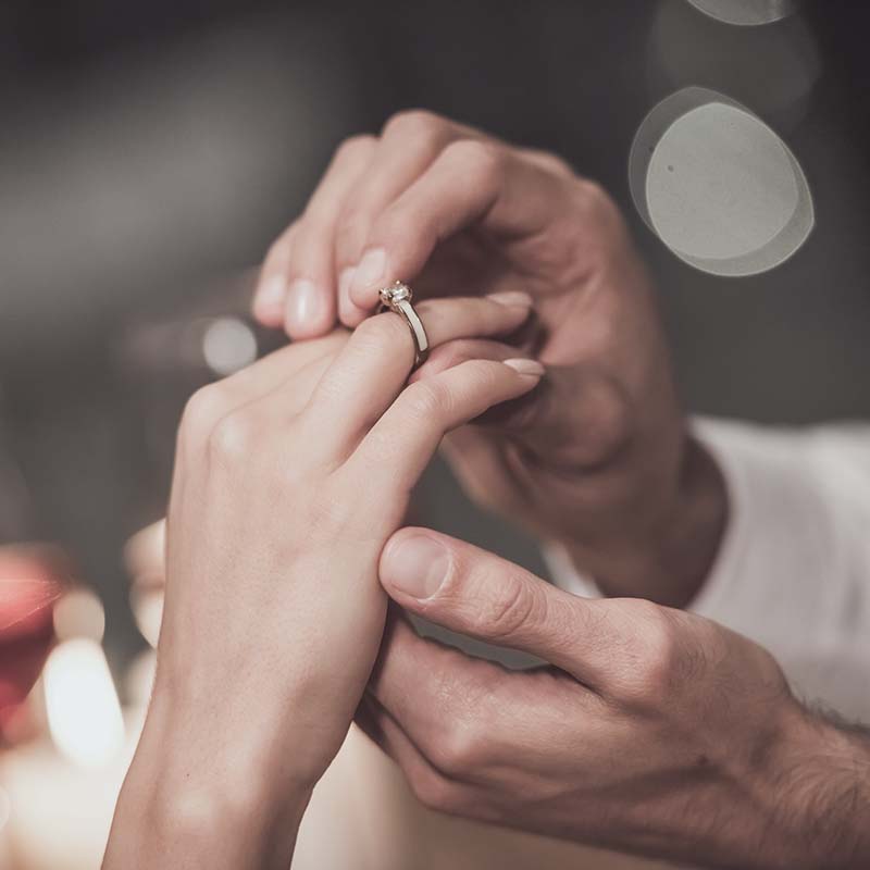 mariés se passant la bague aux doigts