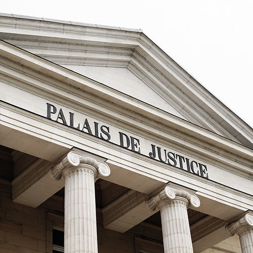 façade d'un palais de justice