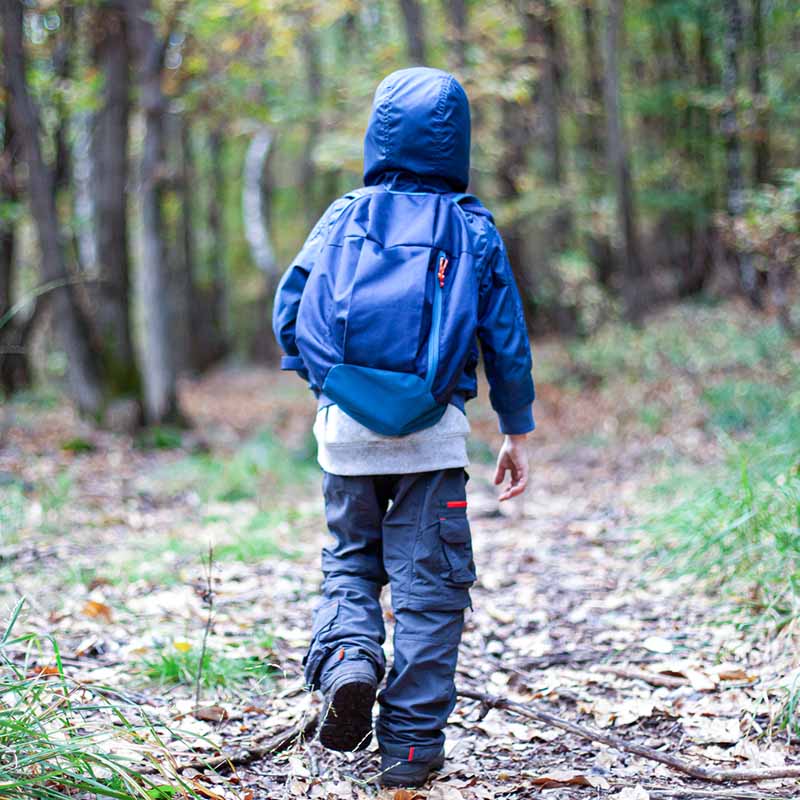 enfant marchant seul dans la forêt